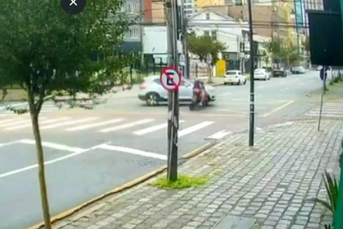Imagem de câmera de segurança mostra o momento do acidente entre um Volvo e uma moto
