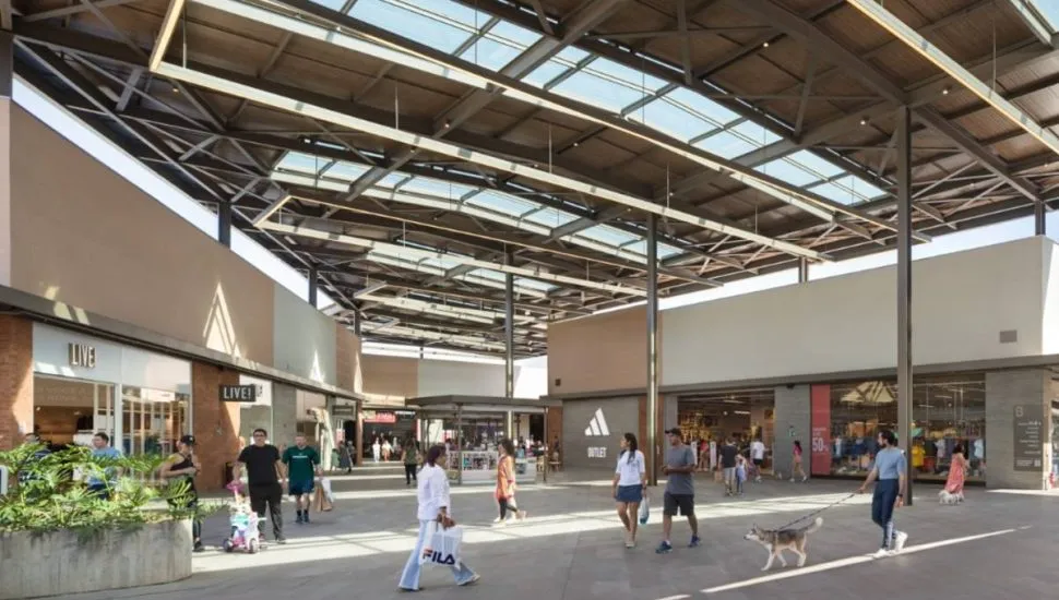 Imagem mostra um outlet em Campo Largo