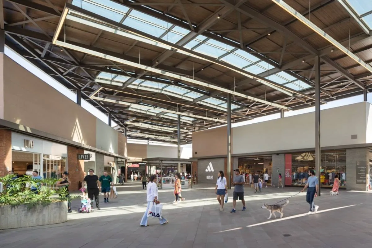 Imagem mostra um outlet em Campo Largo