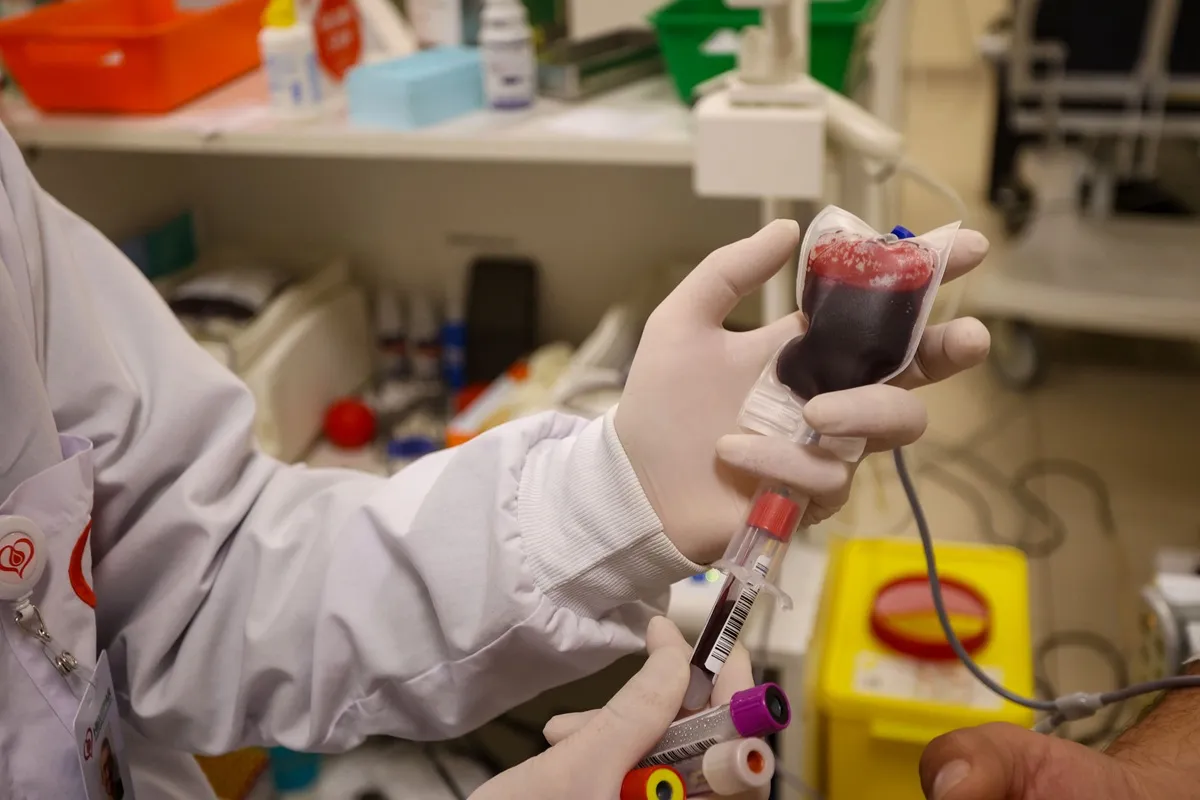 Imagem mostra bolsa de sangue durante doação