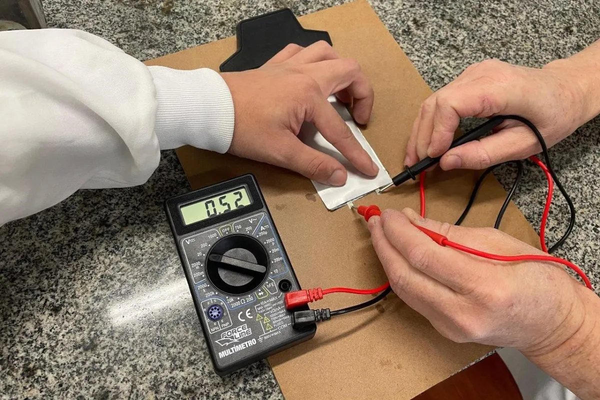 Imagem mostra medição de bateria