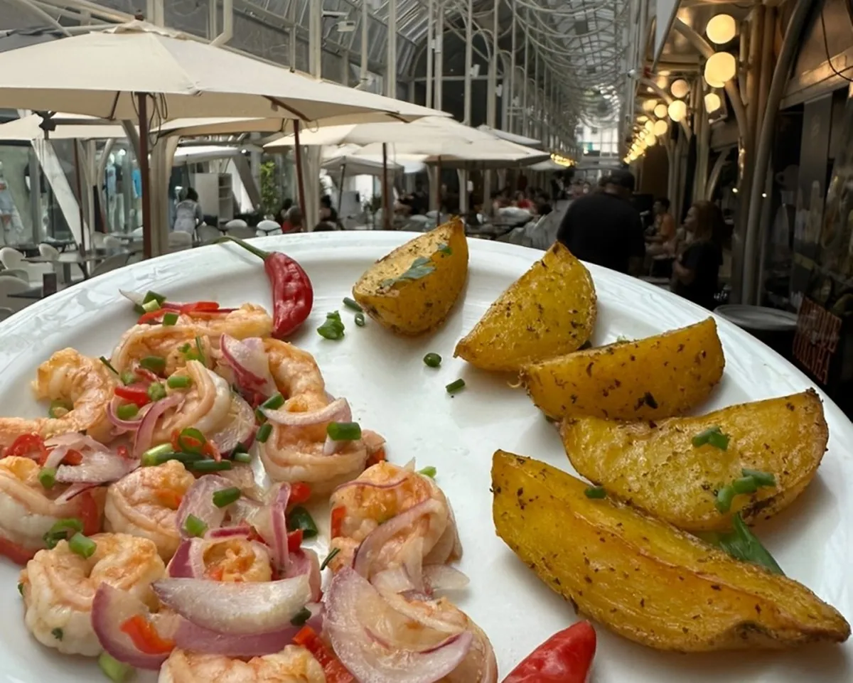 Imagem mostra ceviche de camarão servido com batatas