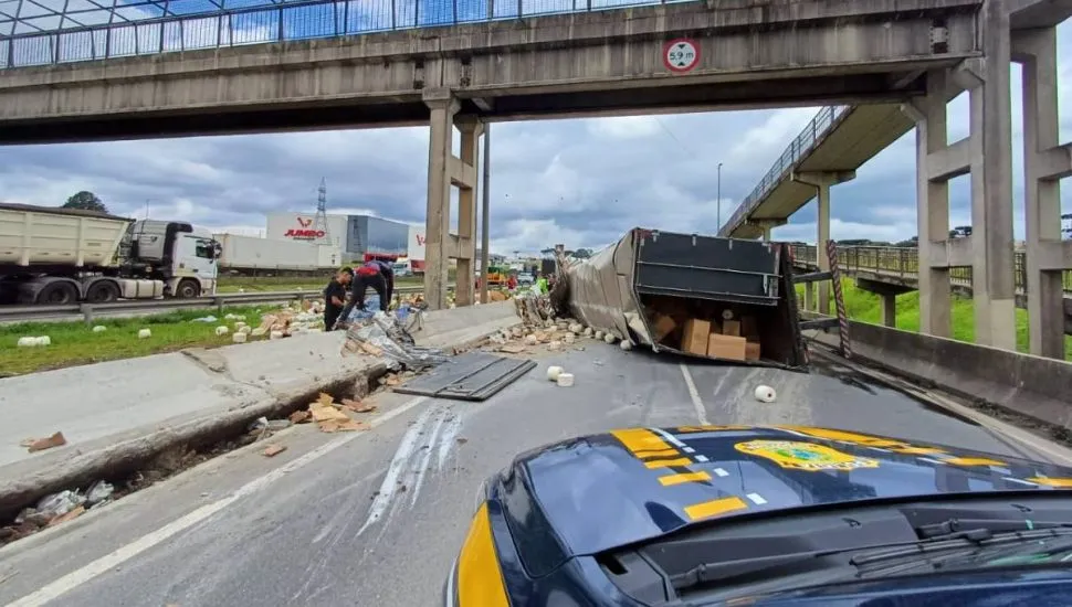 Imagem mostra um caminhão tombado na BR-116