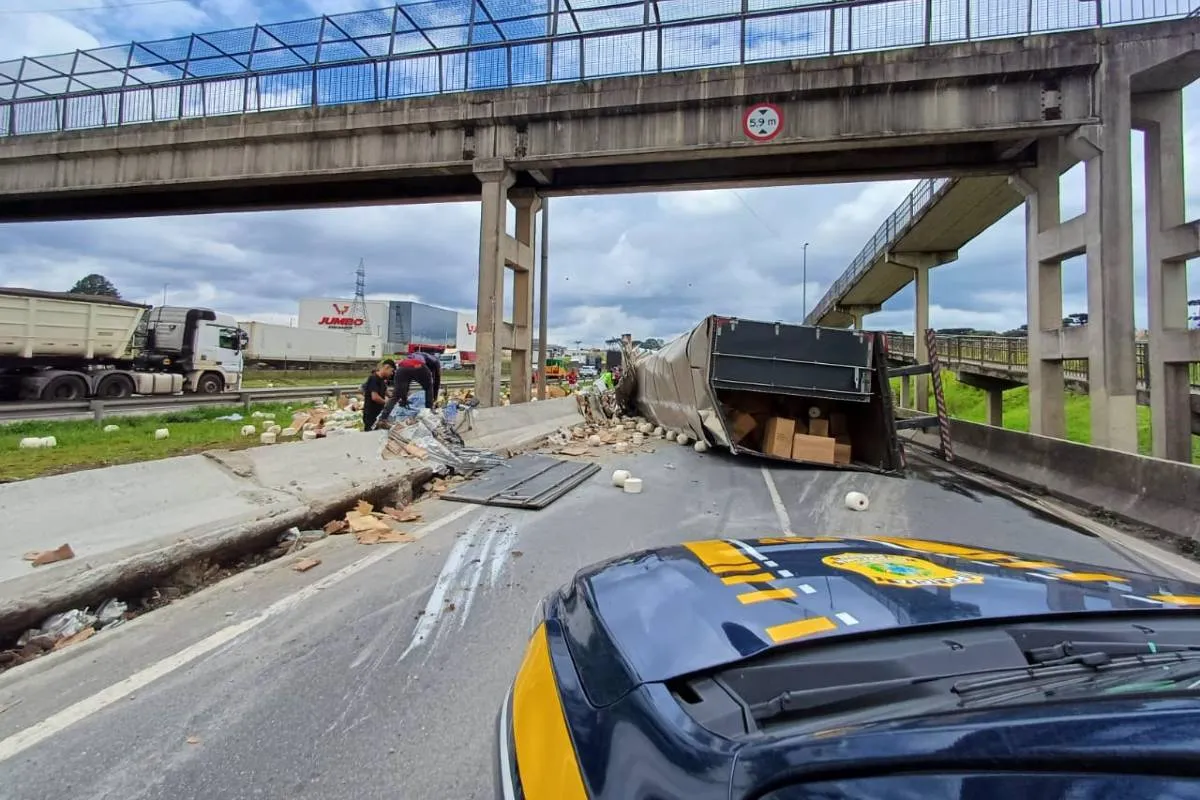 Imagem mostra um caminhão tombado na BR-116
