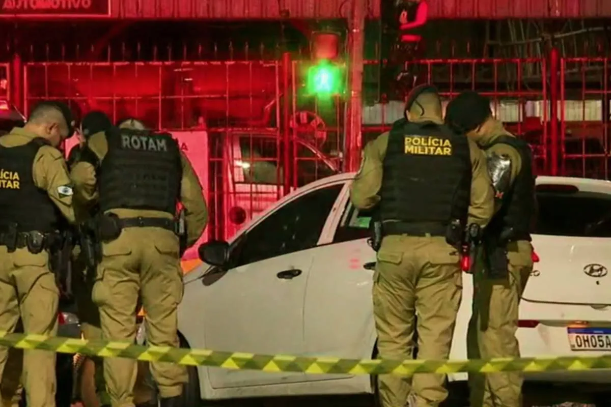 Imagem mostra policiais em volta de um carro branco utilizado em assaltos em Curitiba.