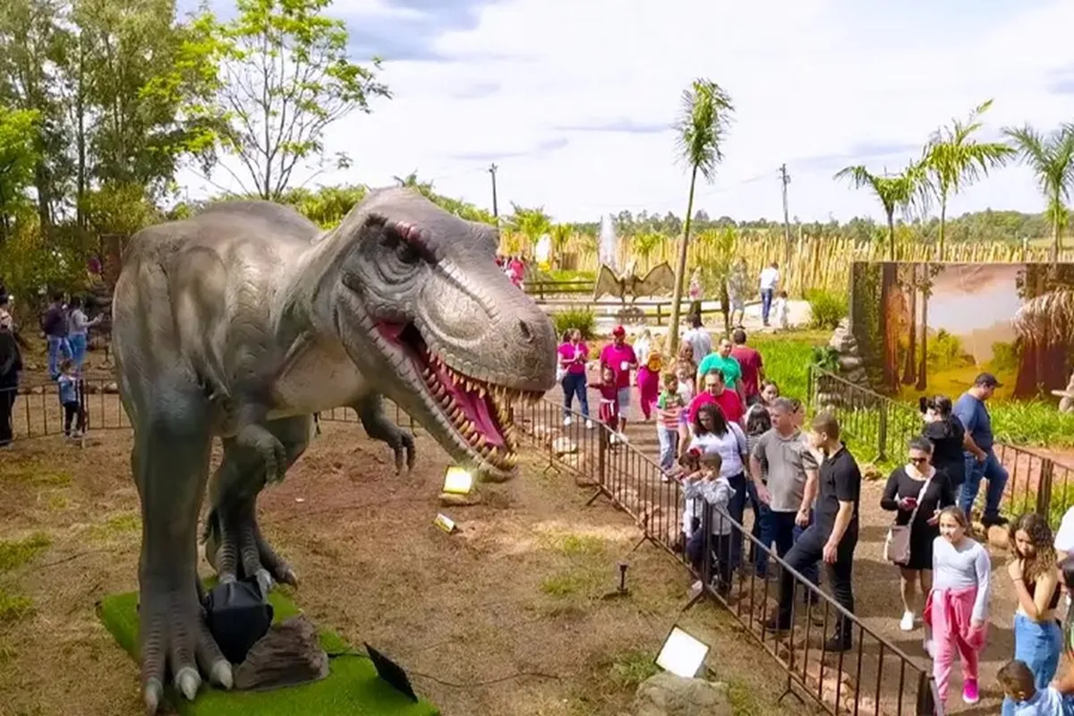 Imagem mostra parque dos dinossauros em Cruzeiro do Oeste