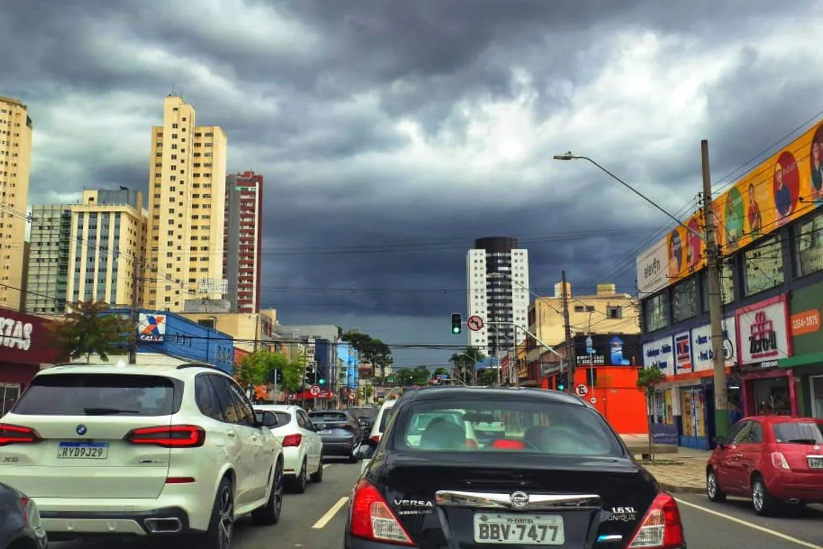 Imagem mostra a formação de um temporal em Curitiba