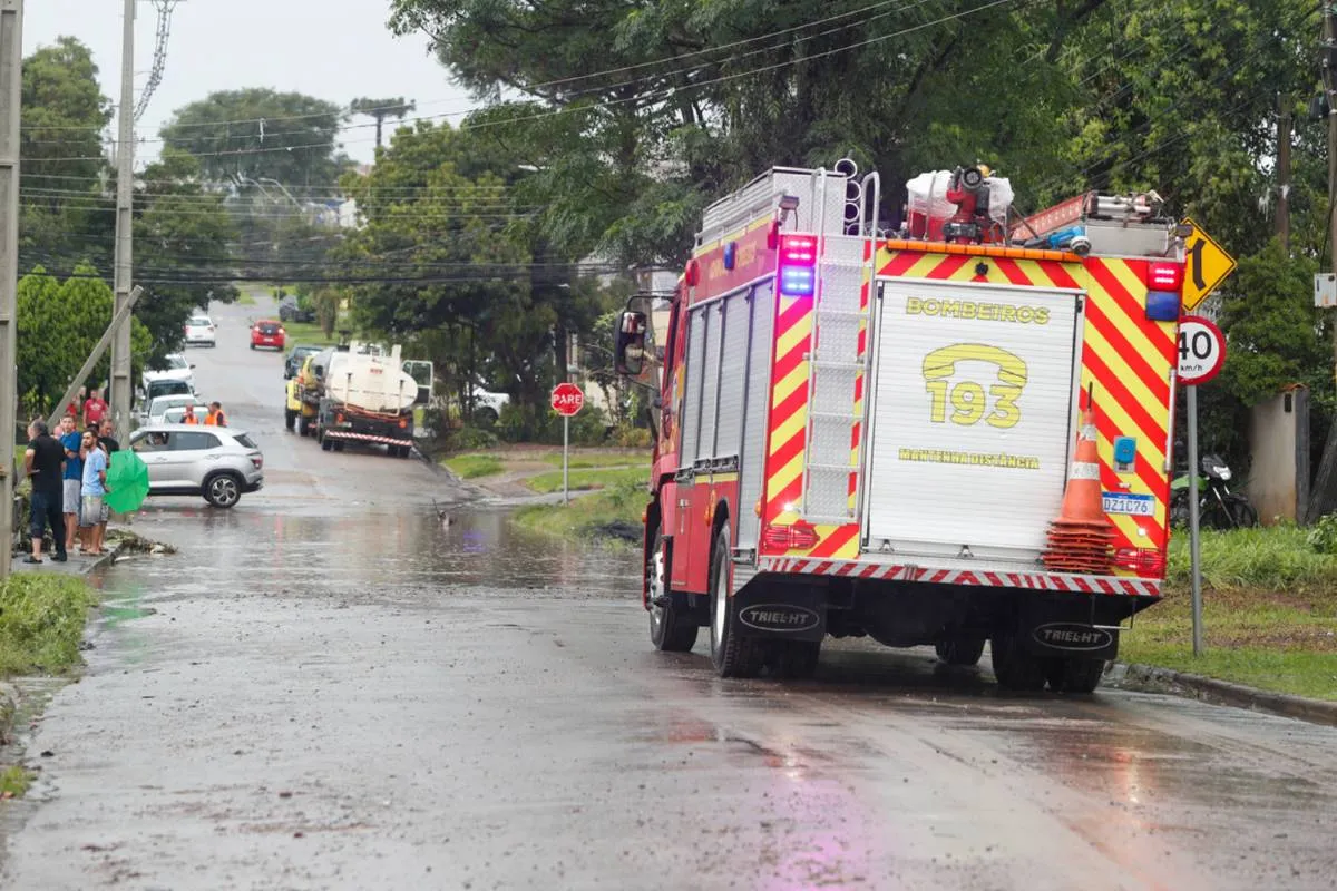 Imagem mostra um caminhão do Corpo de Bombeiros em uma área alagada em Curitiba.
