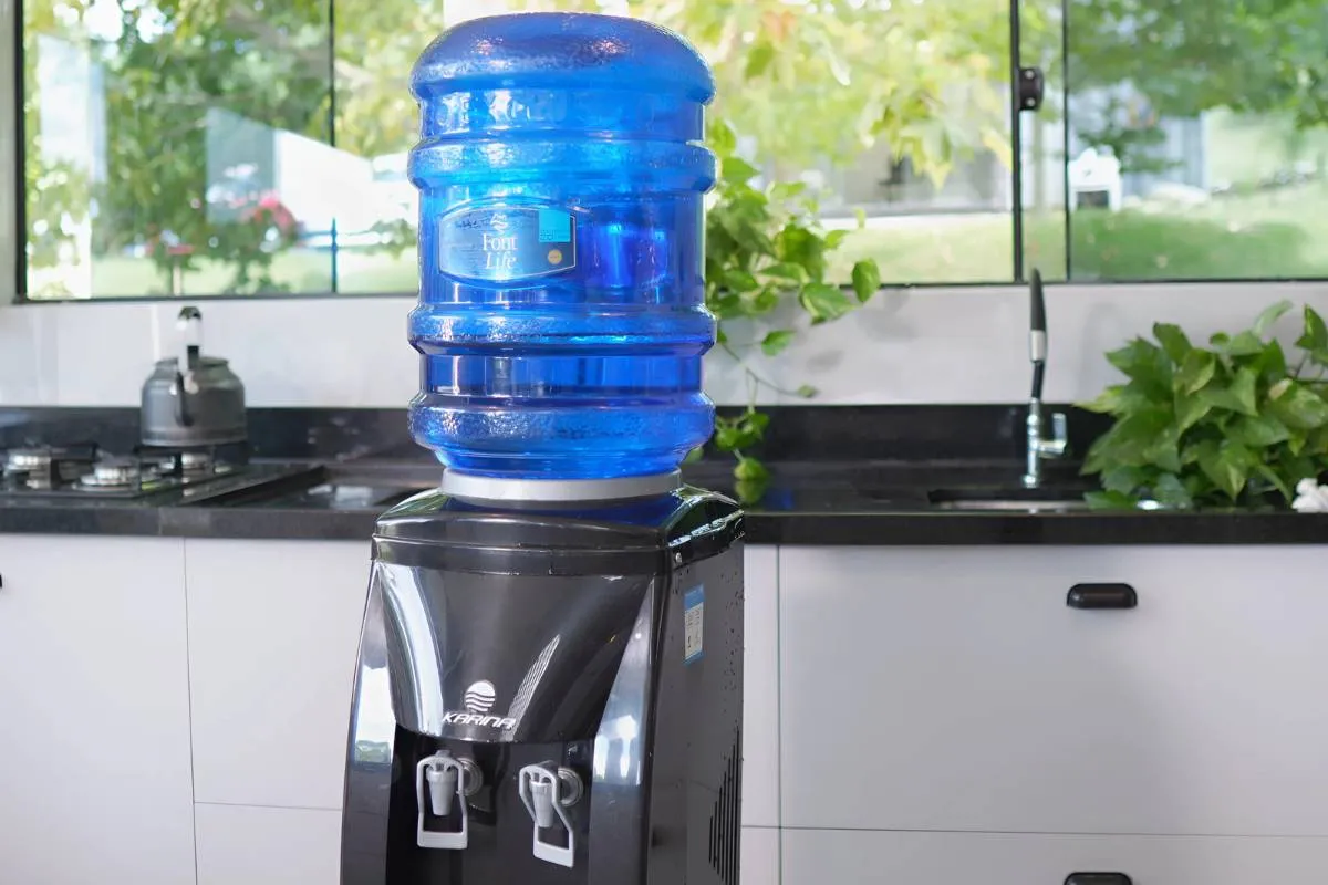 Imagem mostra um galão azul de água de 20 litros