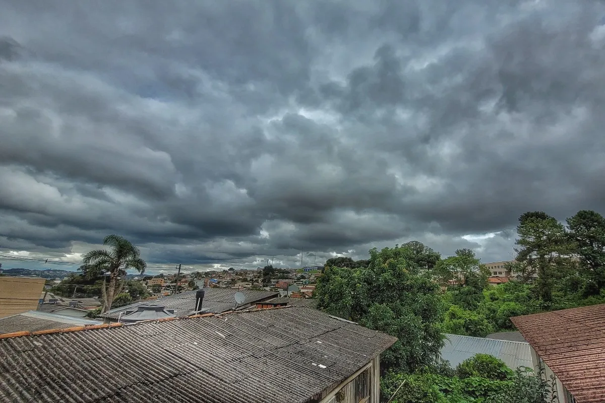 Na imagem, céu carregado com nuvens escuras antes da chuva na região de Curitiba.