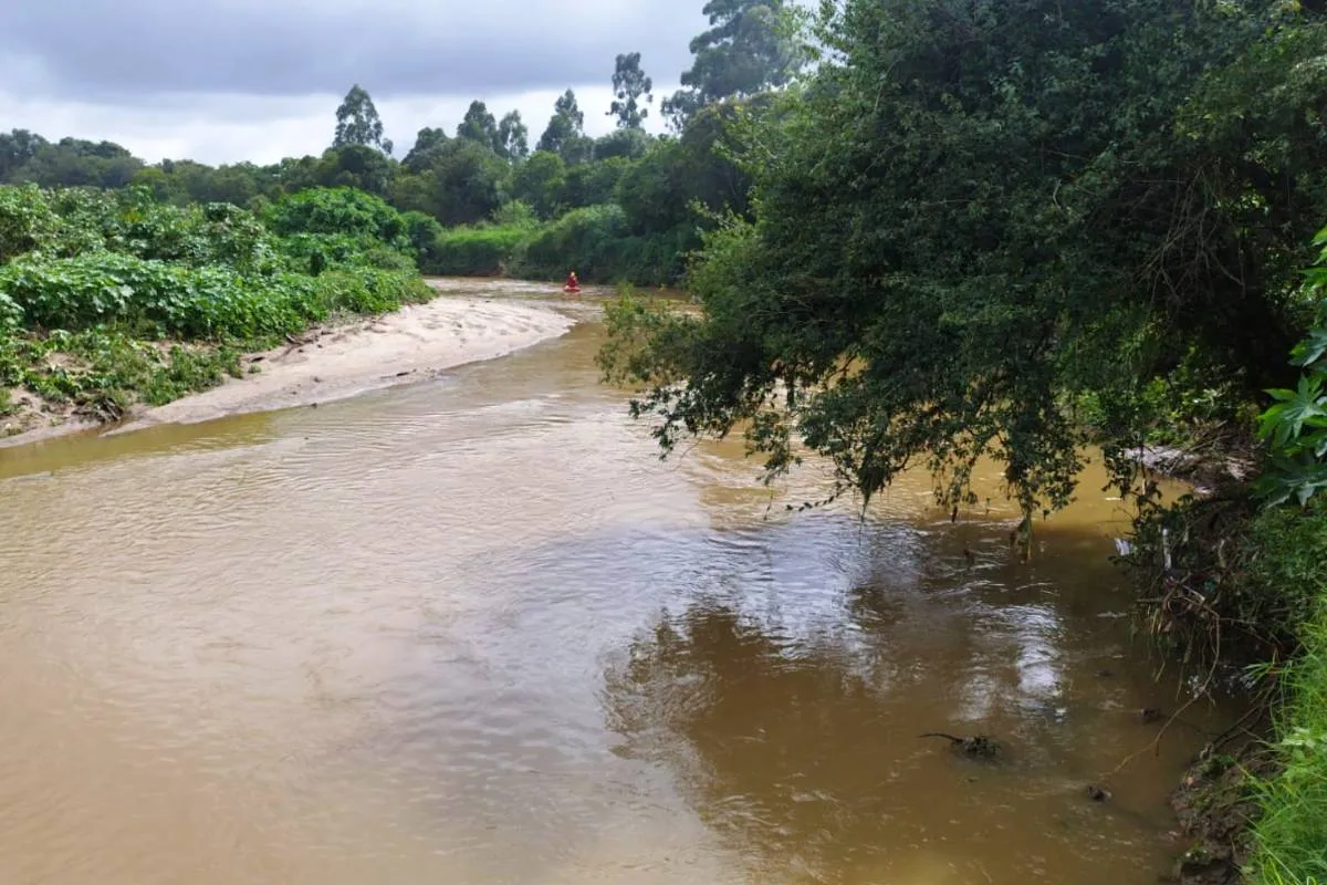Imagem mostra o Rio Barigui, onde um rapaz está desaparecido.