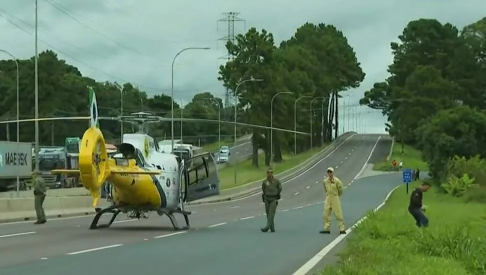 Na imagem, helicóptero da PM-PR em atendimento a acidente na rodovia.