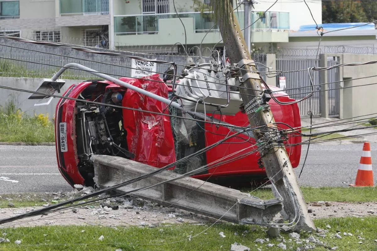 Imagem mostra um acidente com dois carros vermelhos em Curitiba