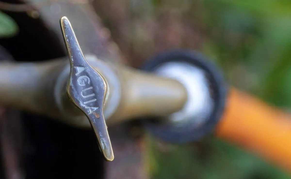 Na imagem, torneira com a palavra água gravada.
