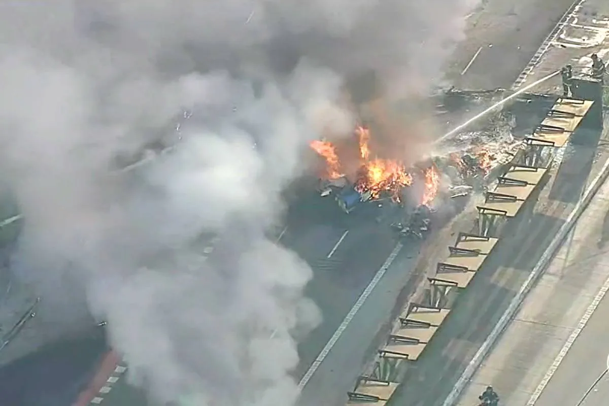 Imagem mostra um avião em chamas no meio de São Paulo.