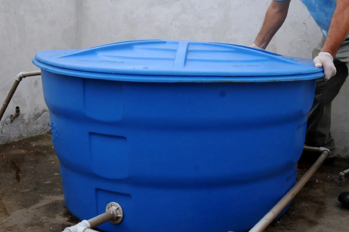 Na imagem, caixa d'água azul