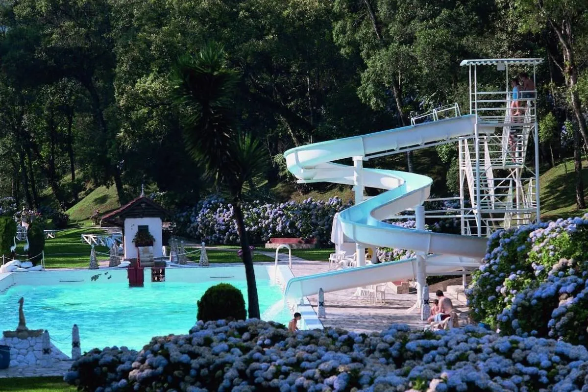Imagem mostra um tobogã gigante na Estância Ouro Fino