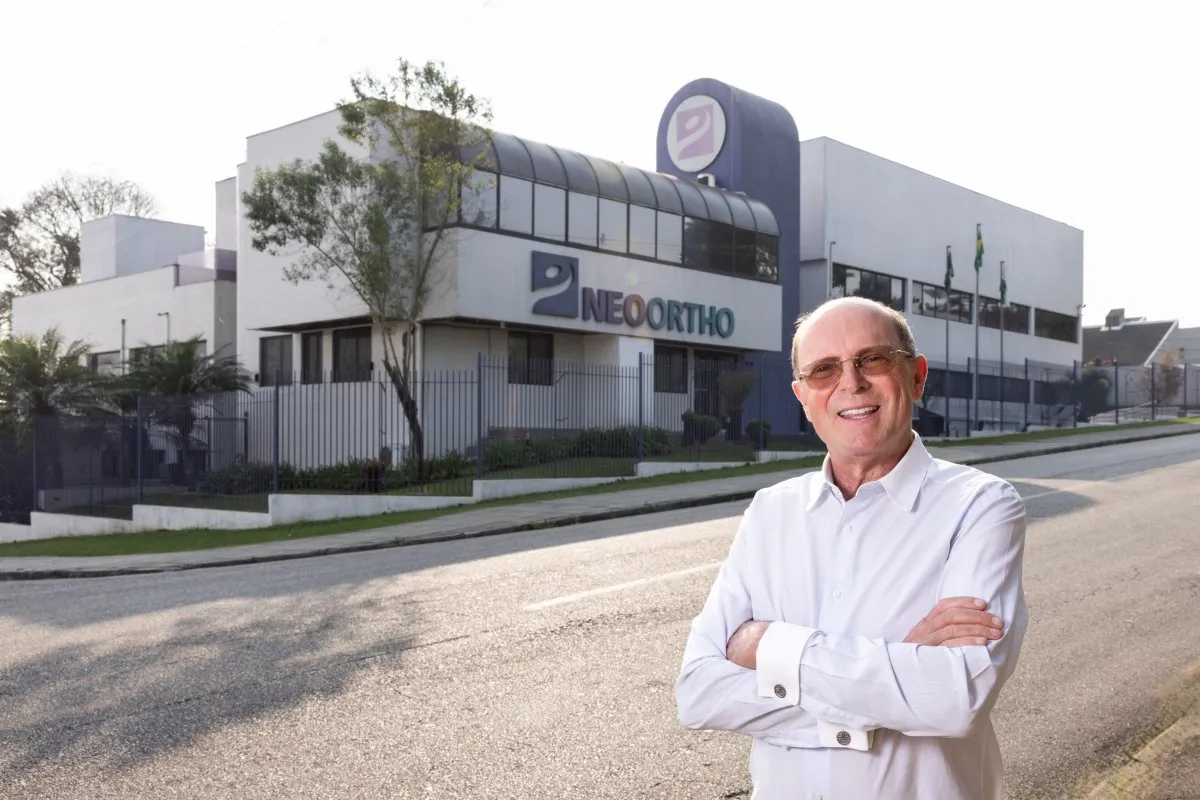 Na imagem, fachada da Neoortho e presidente da empresa