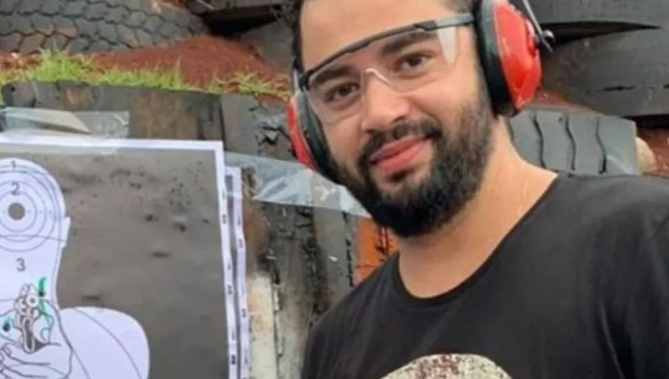 Na imagem, Jorge Guaranho com óculos e fone em local de prática de tiro
