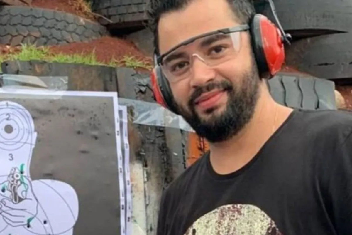 Na imagem, Jorge Guaranho com óculos e fone em local de prática de tiro