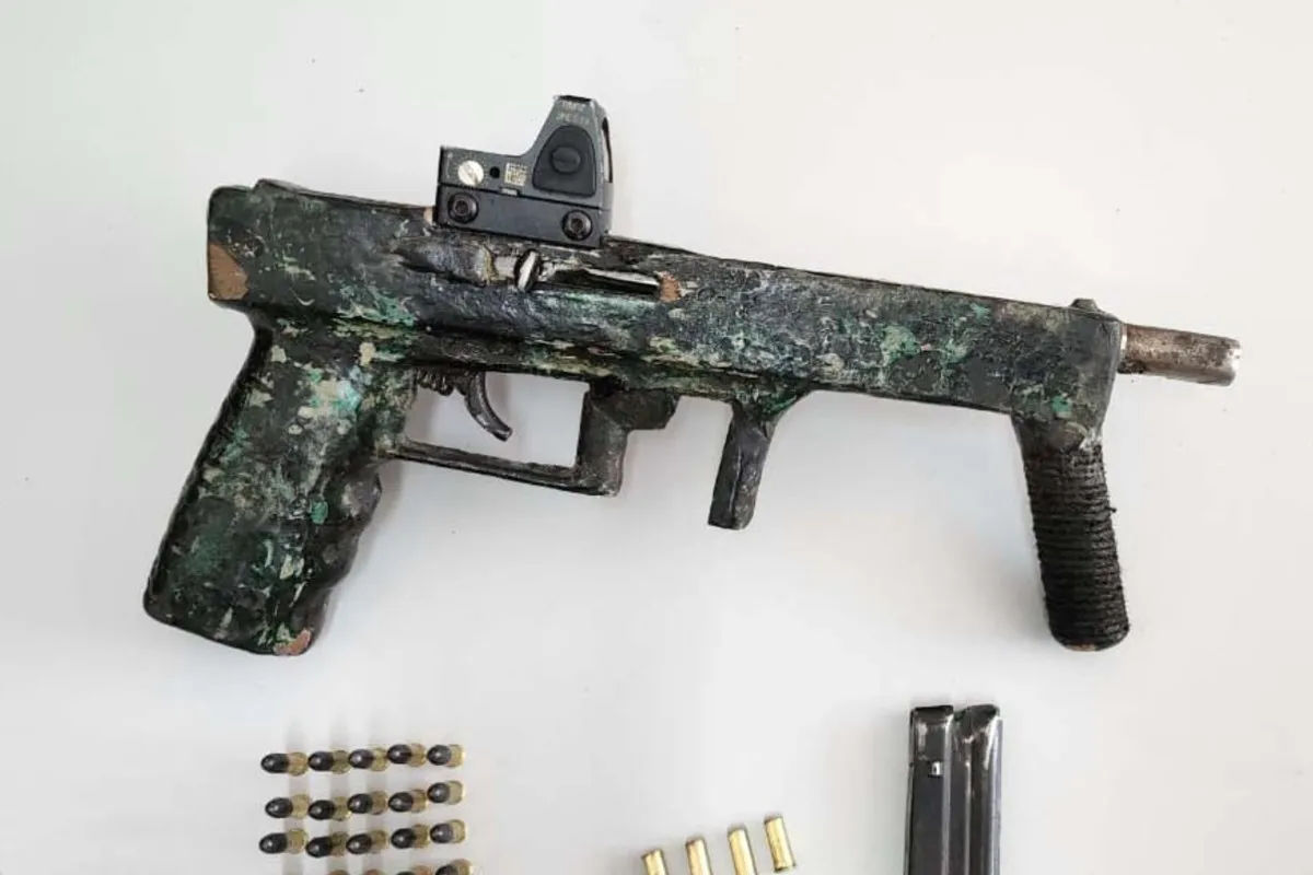 Na imagem, submetralhadora artesanal apreendida pela PMPR