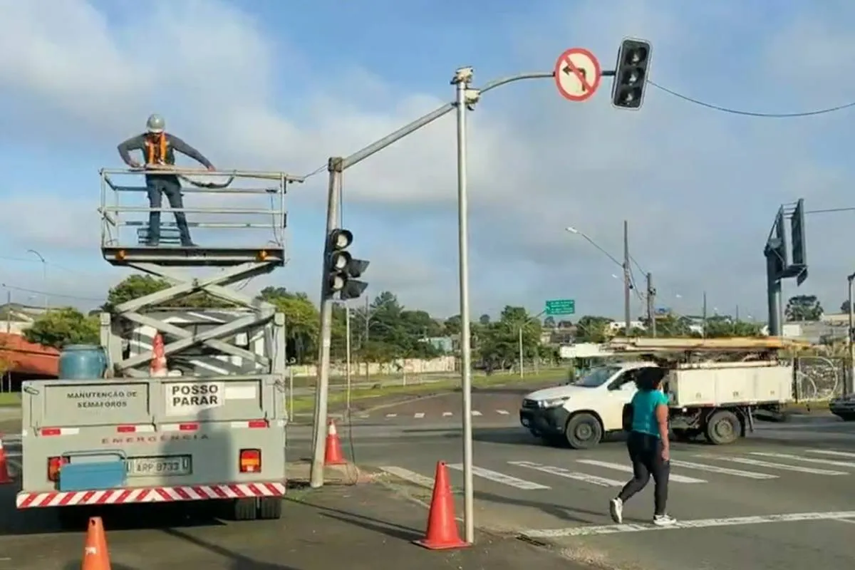 Imagem mostra um cruzamento de Curitiba com o sinaleiro desligado.