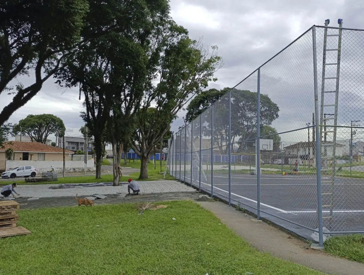 Na imagem, funcionário faz serviços de reparo na calçada da Praça Cabo Nacar, no Alto Boqueirão