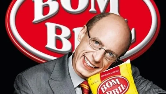 Na imagem, o ator que era símbolo da empresa Bombril, com uma embalagem do produto.
