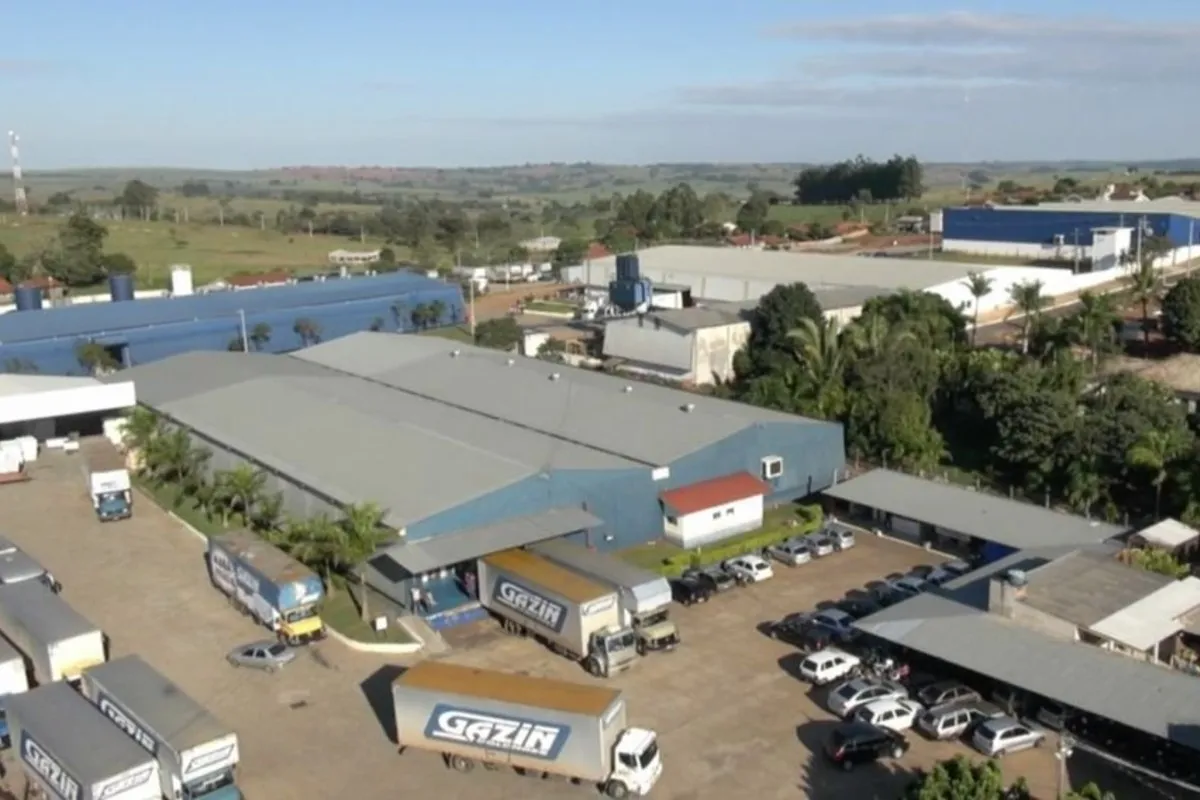 Imagem aérea de uma empresa e caminhões do Grupo Gazin.