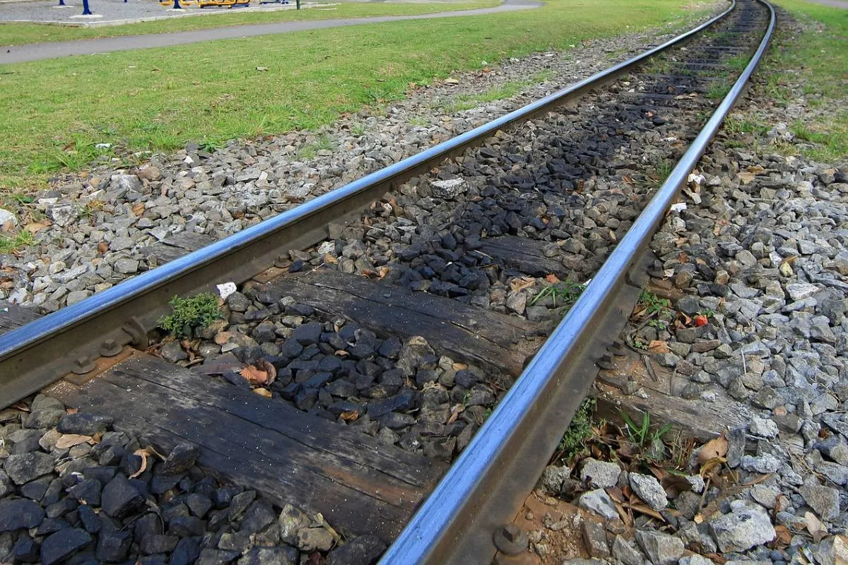Imagem mostra uma linha de trem em Curitiba.