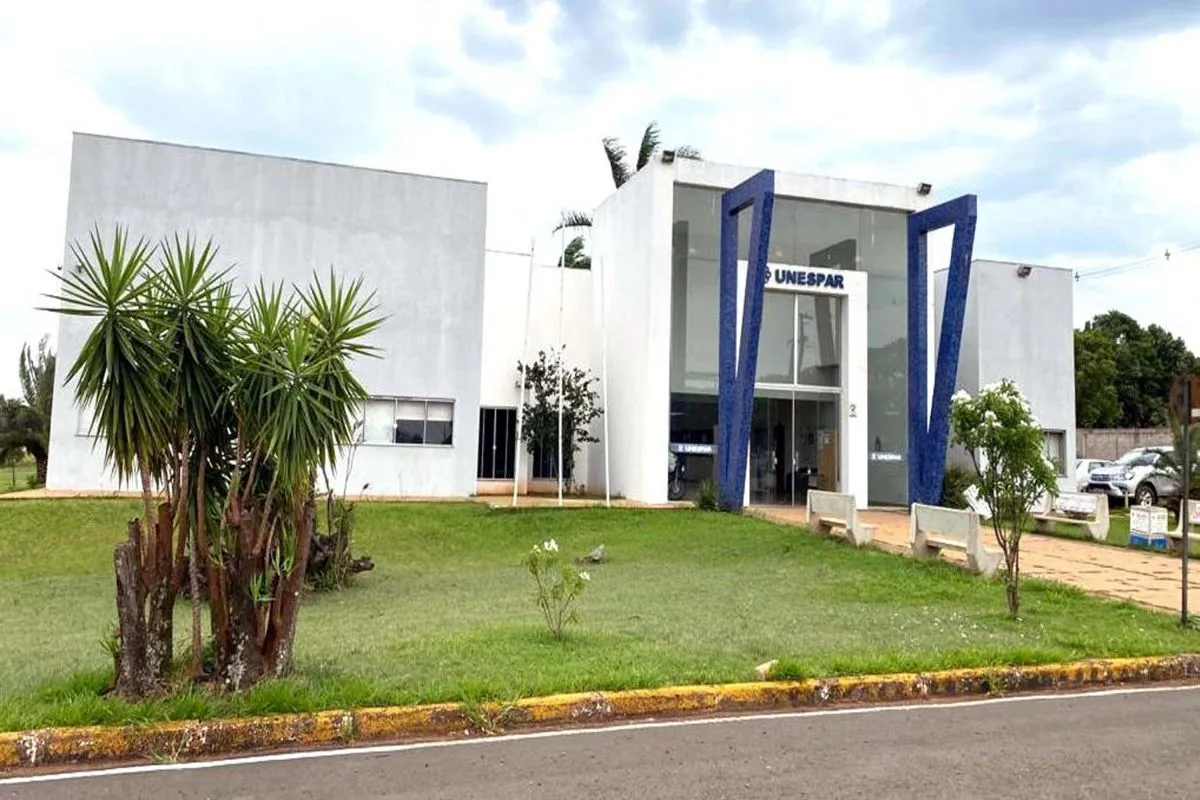 Na imagem, fachada do prédio da universidade Unespar