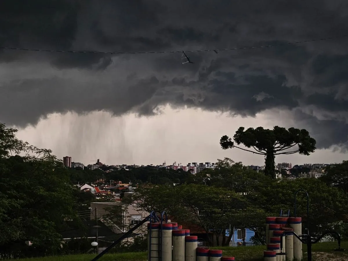 Na imagem, chuva e nuvem carregada em Curitiba