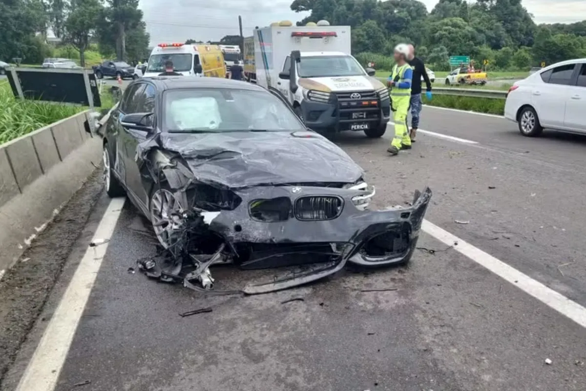 Na imagem, BMW destruída na rodovia, após acidente de trânsito