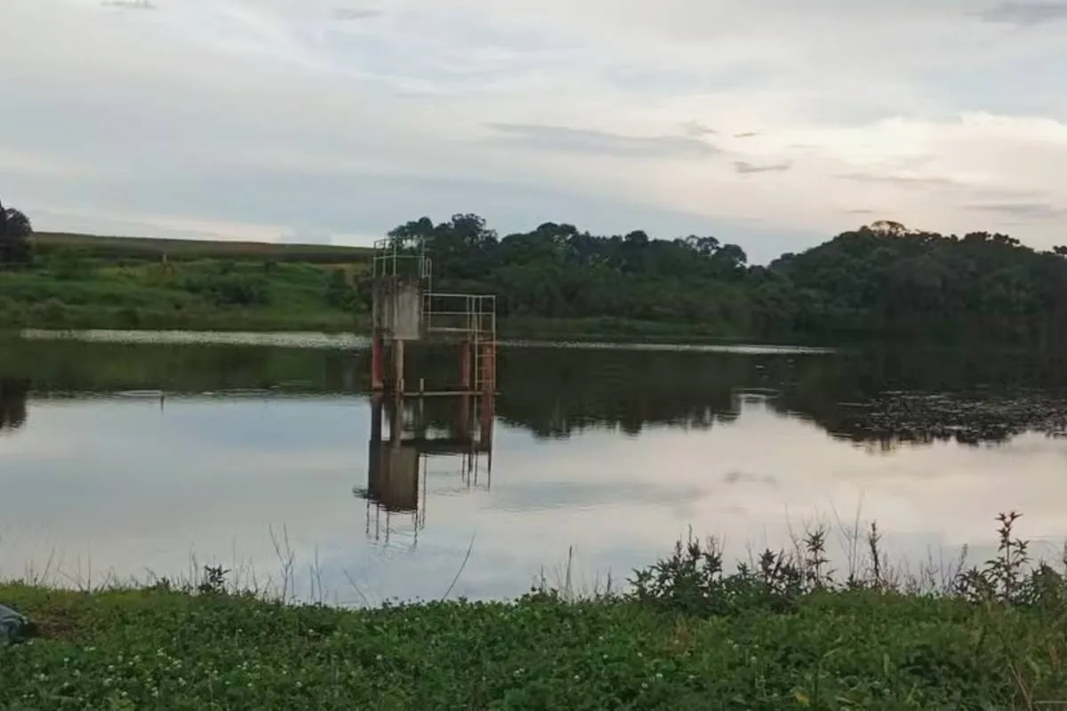 Imagem mostra um tanque com nuvens ao fundo.
