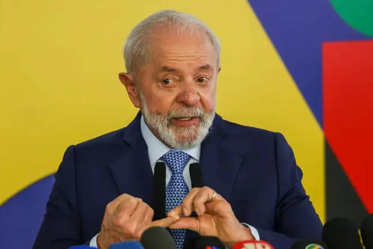 Imagem mostra o presidente Lula em uma coletiva de imprensa