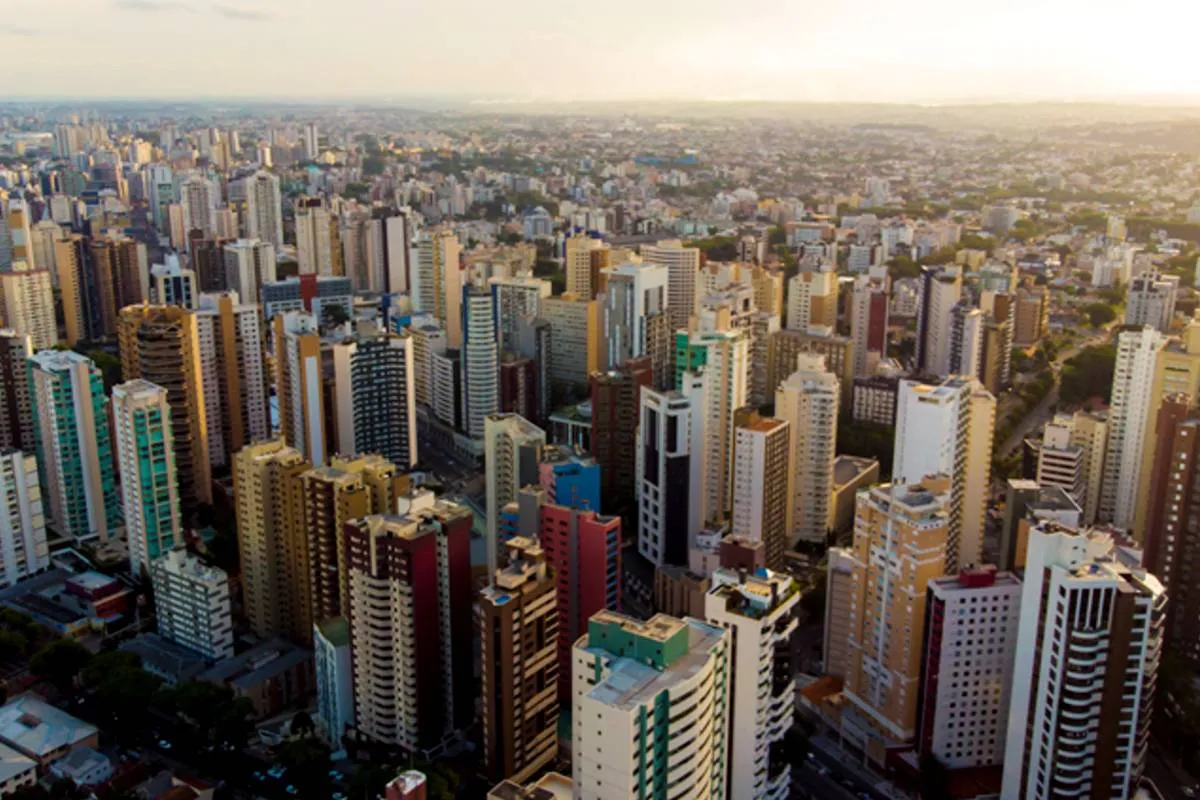 Imagem mostra prédios em Curitiba.