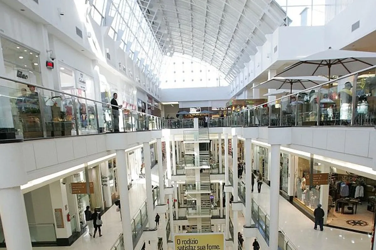 Na imagem, interior do Shopping Curitiba.