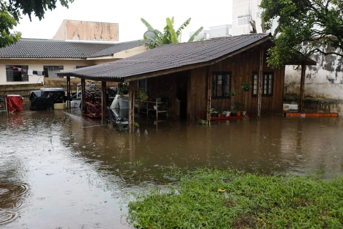 Imagem mostra um alagamento em Curitiba