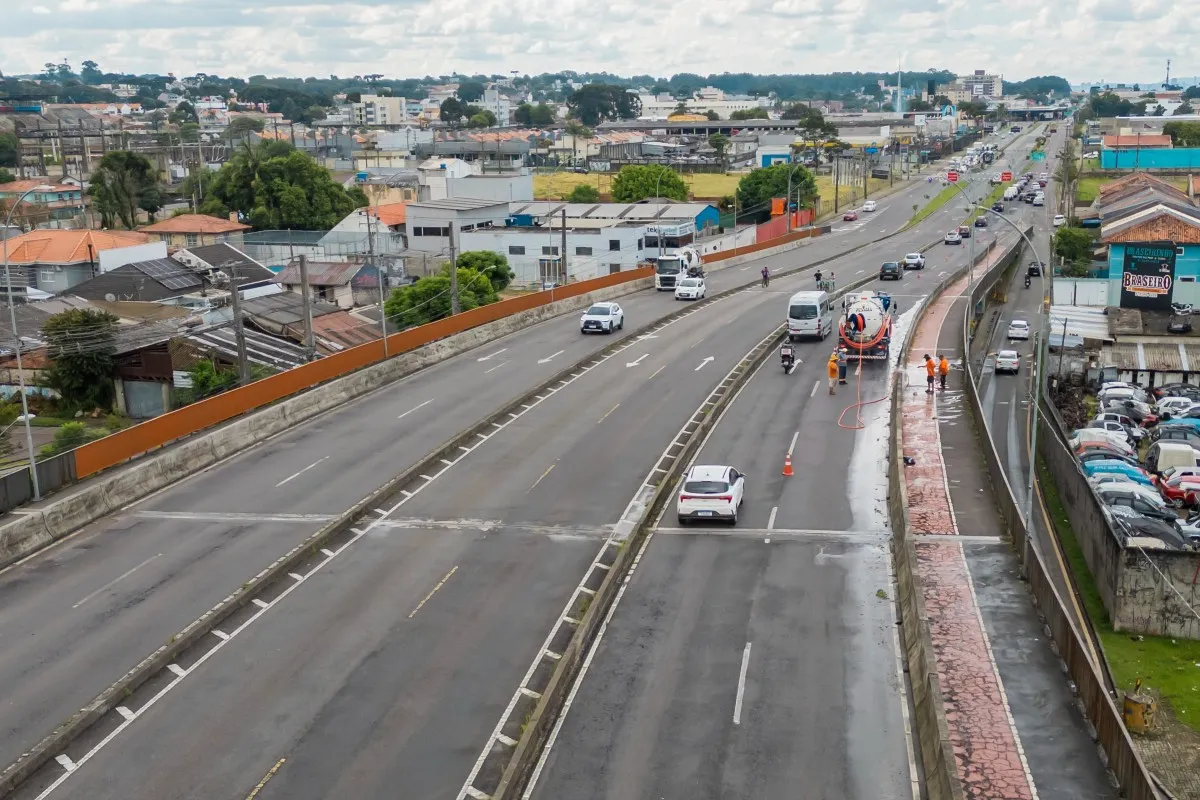 Imagem de pistas do viaduto do Boqueirão, com carros e serviços de lavagem e manutenção