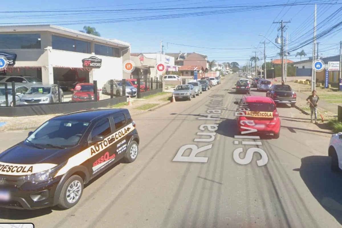 Imagem mostra uma ria de Curitiba com carros de autoescolas.