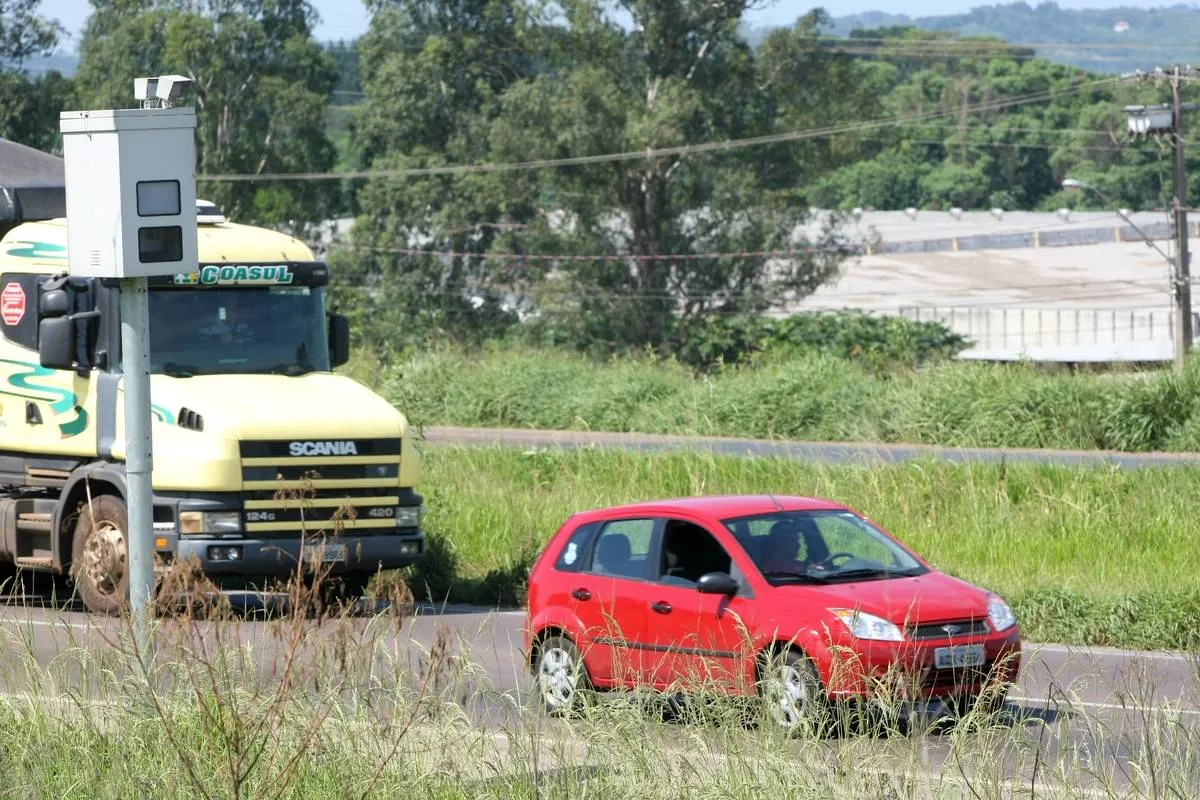 Imagem mostra um radar em Curitiba.