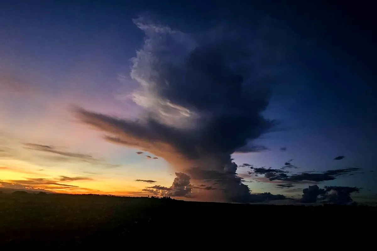 Imagem mostra uma mega nuvem cumulonimbus