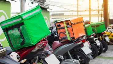 Imagem mostra motos e mochilas de entregadores