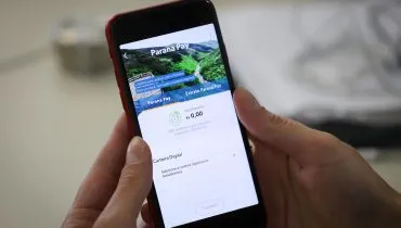 Imagem mostra celular aberto em aplicativo do Paraná Pay, programa que fomenta o turismo no estado.