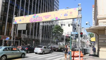 Imagem mostra estrutura de Carnaval na Rua Marechal Deodoro, no Centro de Curitiba