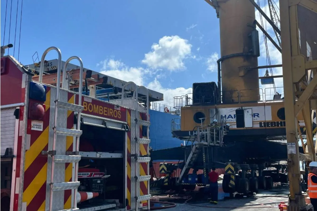 Imagem mostra o Corpo de Bombeiros após atendimento ao incêndio em um guindaste
