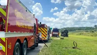 Imagem mostra um caminhão do Corpo de Bombeiros atendendo uma ocorrência na beira de uma estrada