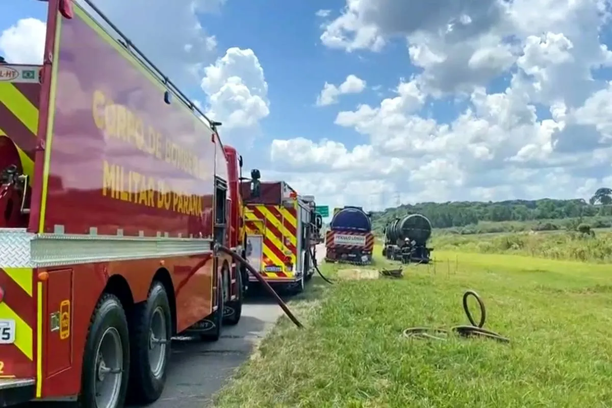 Imagem mostra um caminhão do Corpo de Bombeiros atendendo uma ocorrência na beira de uma estrada