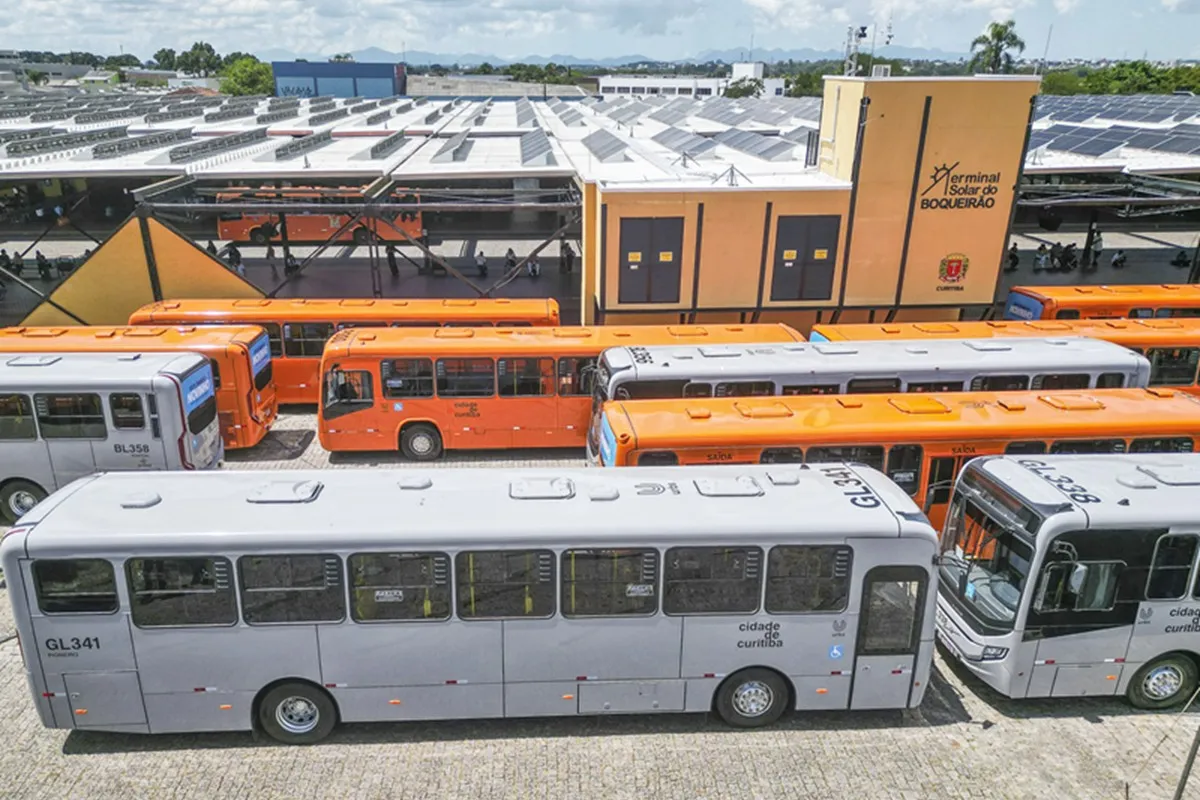 Novos ônibus em terminal de Curitiba