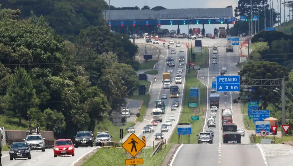 Imagem mostra trânsito intenso na BR-277, em São José dos Pinhais